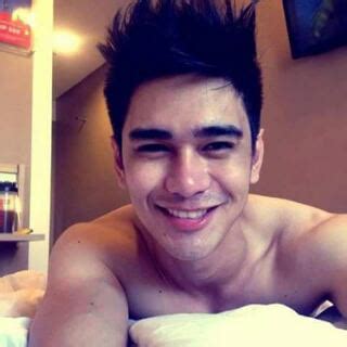 Jakoler Onggwapo (@jakoleronggwapo) .